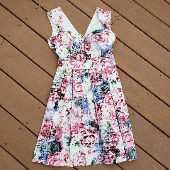 xx GUESS Floral White Abstract Rose Dress Sz 2 EUC - Picture 2 of 11